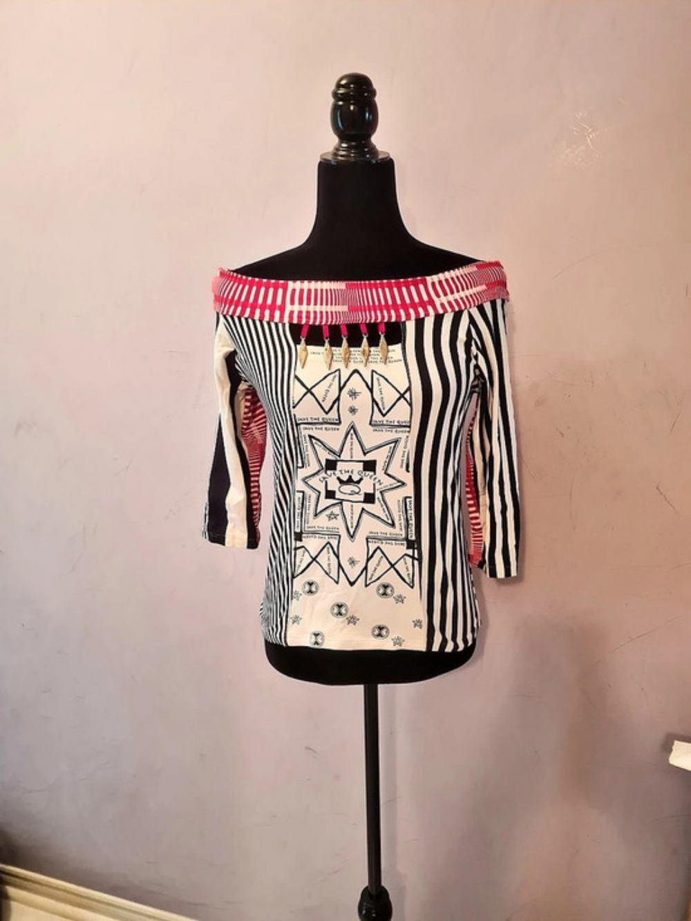 Save the Queen! Art. 8625 Off-Shoulder Graphic Top in Black & Red XL Like New